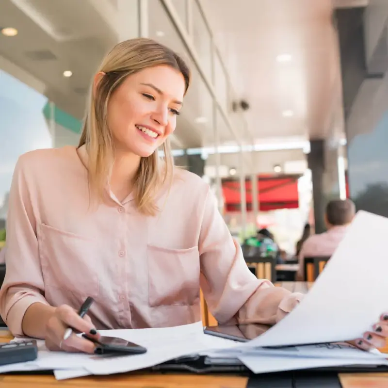 Young businesswoman similing and working at coffee shop